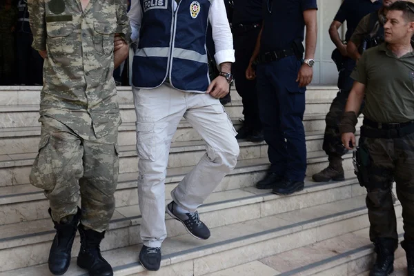 TSK'ya FETÖ operasyonu: Muvazzaf askerlere gözaltı