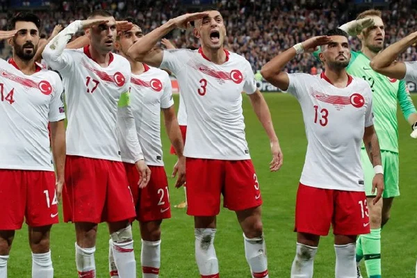 UEFA'dan 'asker selamı' soruşturması