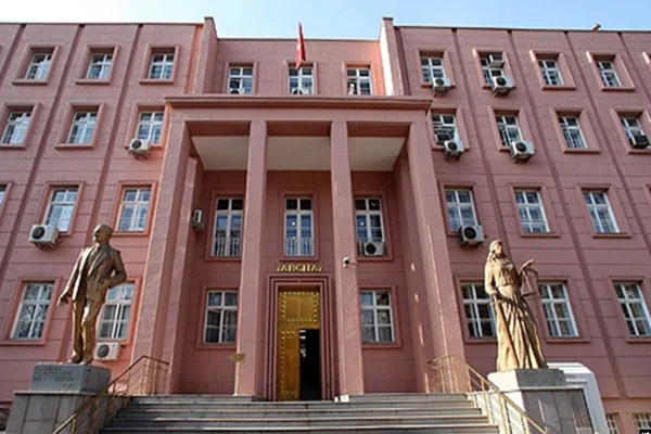 Yargıtay'dan tartışılacak emsal karar: İhbarnamenin evin kapısına asılması tebliğ için yeterli