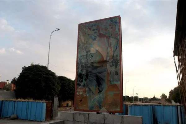YPG/PKK tahrip ettiği hastane önüne teröristbaşı posteri asmış