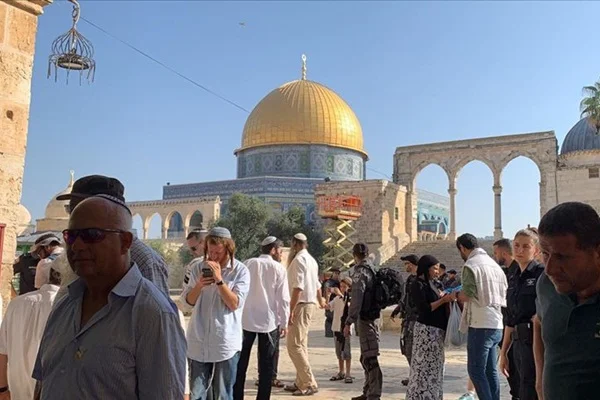 Yüzlerce fanatik Yahudi, Mescid-i Aksa'ya baskın yaptı