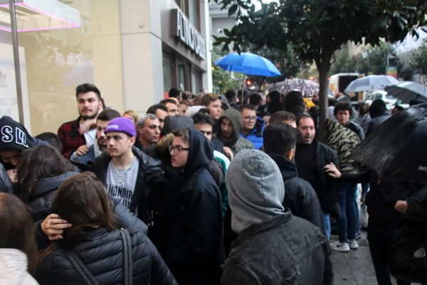1.500 liralık ayakkabı için geceden kuyruğa girdiler