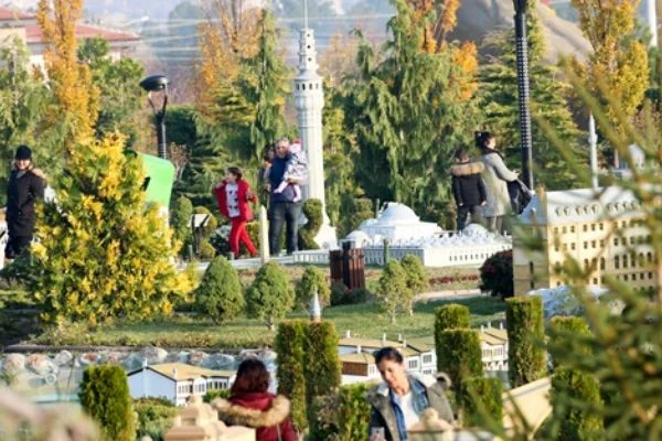 80 Binde Devr-i Alem parkında ara tatil yoğunluğu yaşanıyor