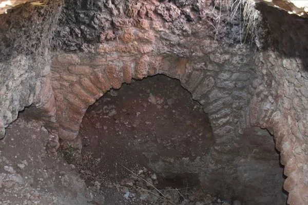 Adıyaman'da tarlasını süren çiftçi anıtsal ikiz mezar buldu