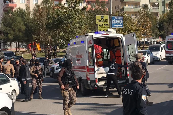Adliye önünde silahlı kavga: 1 ölü, 4 yaralı