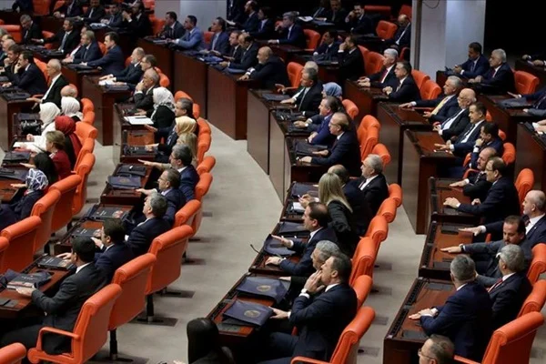 AK Parti milletvekilleri, CHP Grup Başkanvekili Engin Özkoç'u kınadı