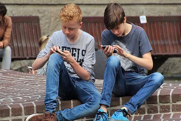 Akıllı telefonu elinden düşürmeyenlere çok önemli uyarı!