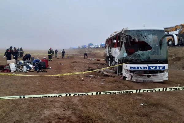 Aksaray'da yolcu otobüsü devrildi: 1 ölü, 45 yaralı