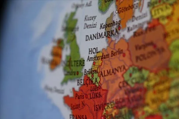 Amsterdam'da ilk defa hoparlörden okunması beklenen ezan engellendi