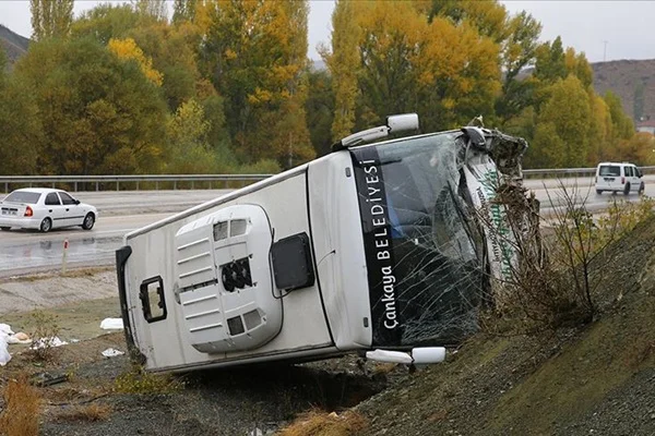 Ankara-Bala kara yolunda servis aracı devrildi