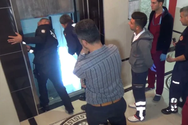 Antalya'da asansörde mahsur kalan 6 kişi kurtarıldı