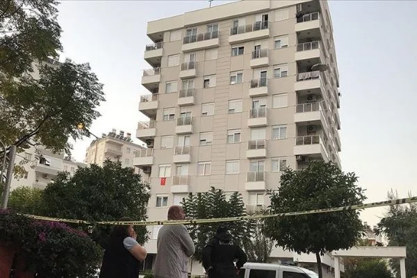 Antalya'da aynı aileden ikisi çocuk dört kişi evlerinde ölü bulundu