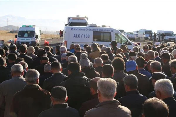 Antalya'da evlerinde ölü bulunan 2'si çocuk 4 kişinin cenazesi Erzurum'da defnedildi