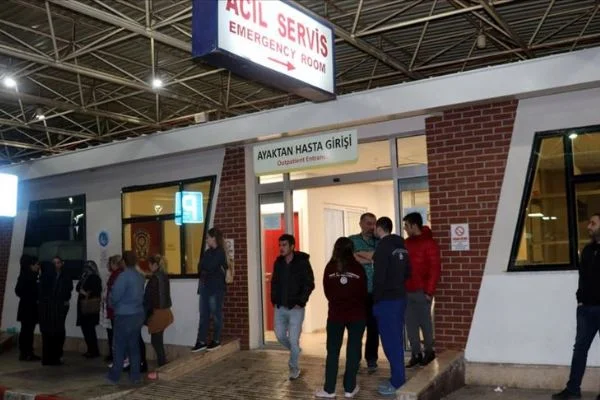 Arnavutluk'taki depremde yaralanan Türk vatandaşı ambulans uçakla İzmir'e getirildi