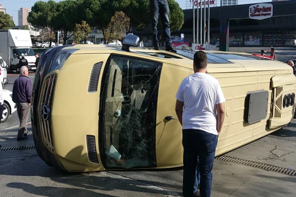 Bağcılar'da minibüs ters yola girdi: Çok sayıda yaralı var