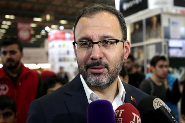 Bakan Kasapoğlu, kitap fuarını ziyaret etti