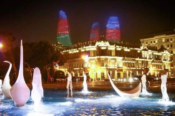 Bakü'nün ünlü yapıları Azerbaycan bayrağının renklerine büründü
