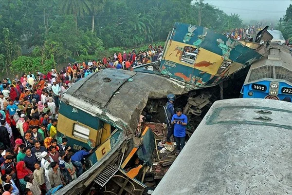 Bangladeş'te tren kazası: Ölü ve yaralılar var