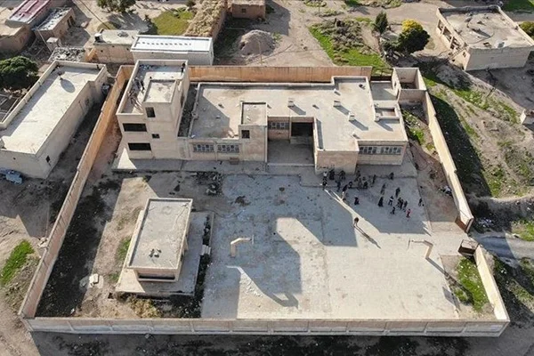 Barış Pınarı Harekatı bölgesinde PKK'nın tahrip ettiği okullar onarılıyor