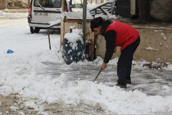 Başkale'de kar kalınlığı 10 santimetreye ulaştı