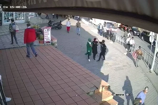 Başörtülülere saldıran kadın yakalandı