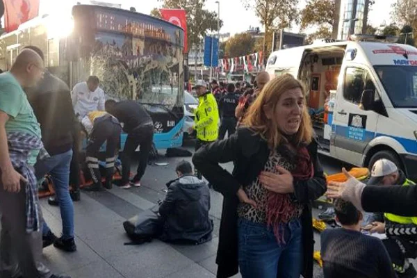 Beşiktaş'ta otobüs durağa daldı! Yaralılar var
