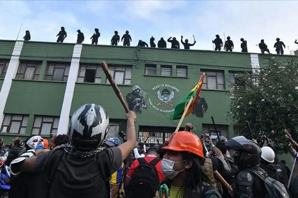Bolivya'da bazı polisler protestoculara katıldı