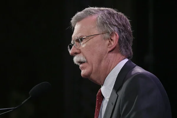 Bolton 2 ay sonra yeniden Twitter'da: Söyleyeceklerimden korktukları için mi engellendim?
