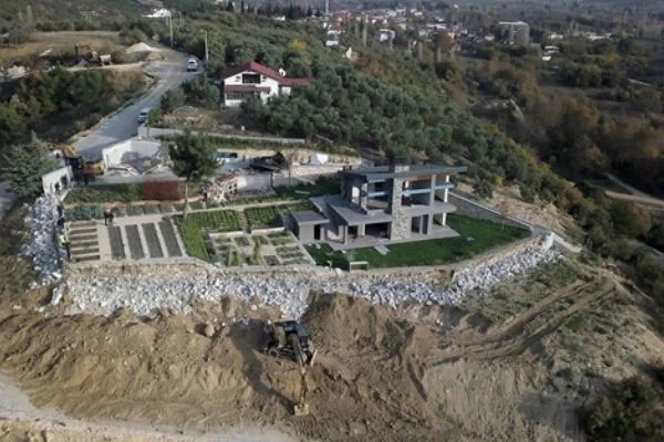 Bursa'da kaçak villa yıkıldı