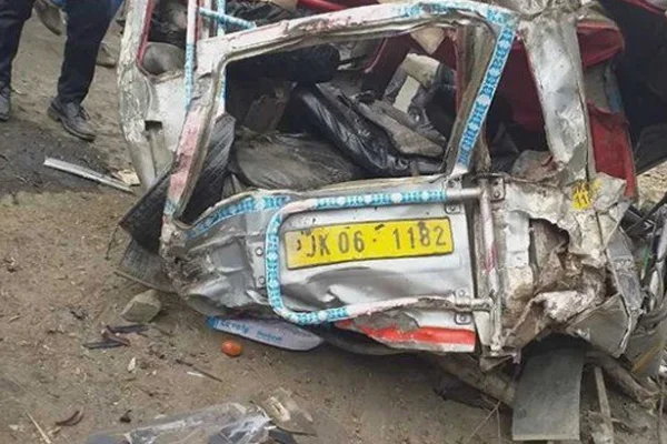 Cammu Keşmir'de minibüs uçuruma yuvarlandı: 16 ölü