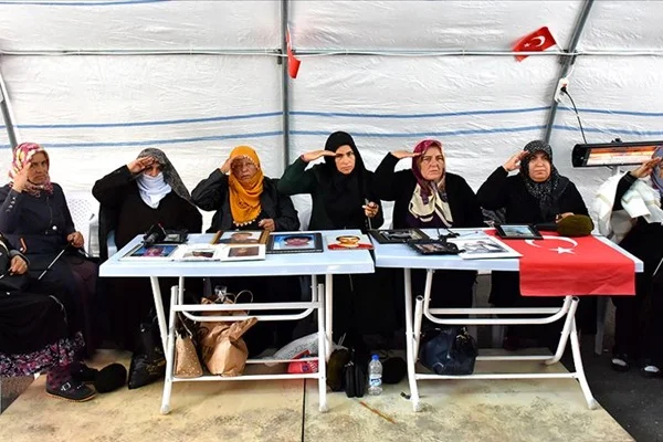 Diyarbakır anneleri Mehmetçik için atkı ördü