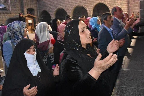 Diyarbakır annelerinden dağa kaçırılan evlatları için dua