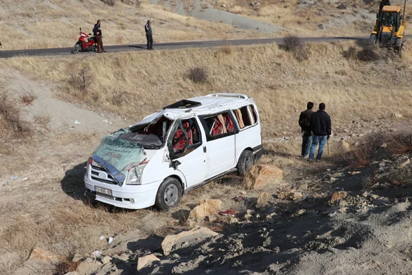 Diyarbakır'da feci kaza: 1'i ağır 9 öğrenci yaralı