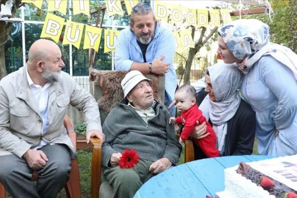Ethem dede 100'üncü yaşına torunlarıyla girdi