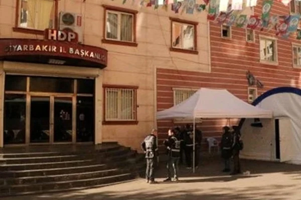 Evlat nöbetinin ardından HDP'liler binayı kapattı