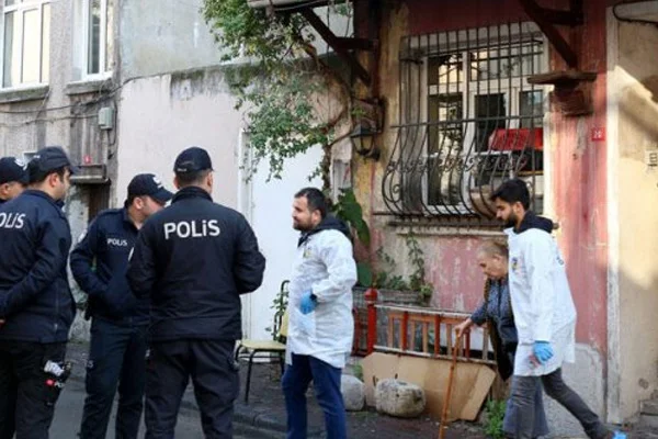 Fatih'te emekli başkomiser kızını vurdu