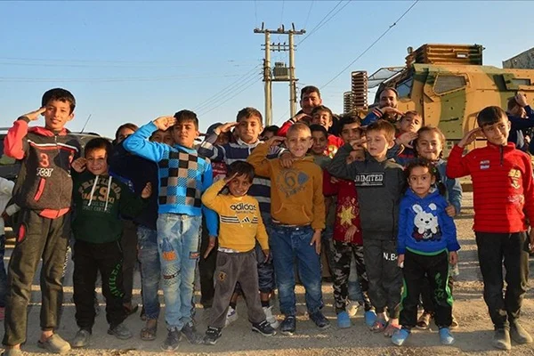 Fırat Kalkanı bölgesindeki Suriyeliler gönüllü olarak evlerine dönmeye başladı
