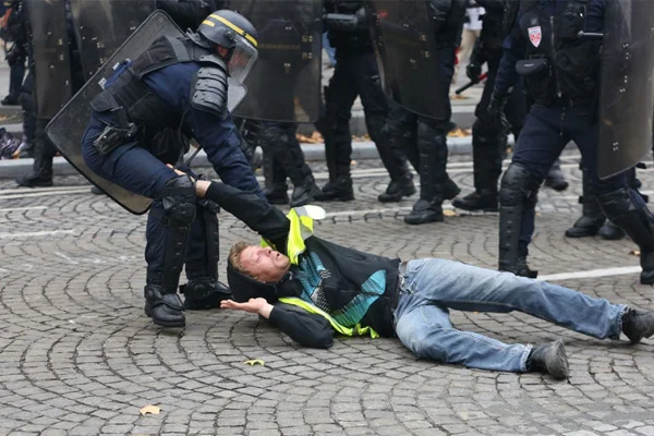 Fransız polisi 'sarı yelekliler'e uyguladığı şiddetten yargılanacak