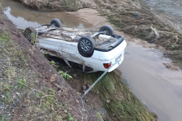 Giresun'da otomobil dereye devrildi: 2 yaralı