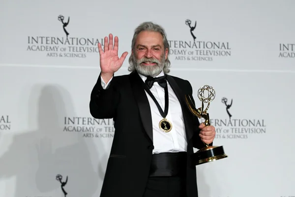Haluk Bilginer, Emmy Ödülleri'nde 'en iyi erkek oyuncu' seçildi