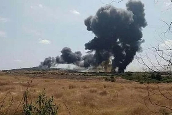 Hindistan'da motoruna kuş çarpan savaş uçağı düştü