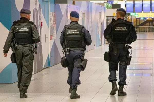 Hollanda'da paniğe neden olan uçakta yanlış alarm