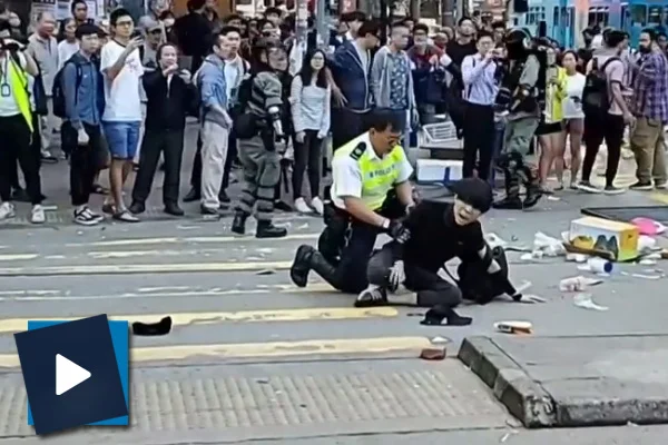 Hong Kong'da canlı yayında gösterici vuruldu