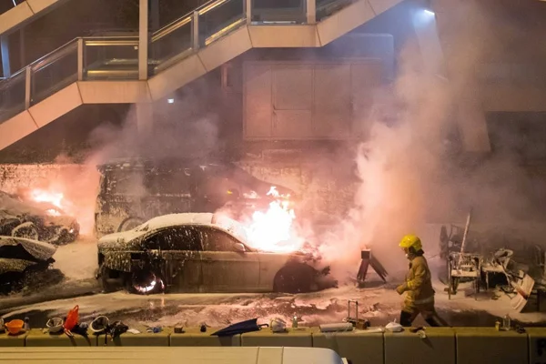 Hong Kong'da halk, yerel seçime gidiyor
