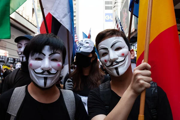 Hong Kong'da maske yasağının süresi uzatıldı