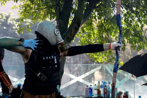 Hong Kong'da molotoflarla oklar havada uçuşuyor