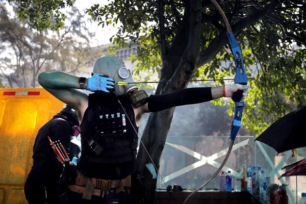 Hong Kong'da polis nezaretinde yerel seçim
