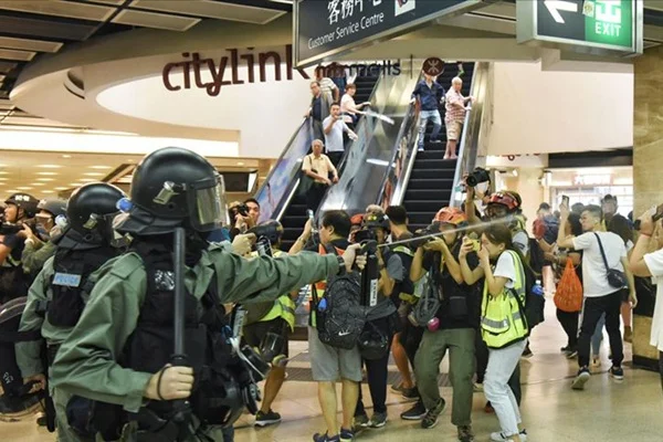 Hong Kong'da polisten alışveriş merkezlerine baskın