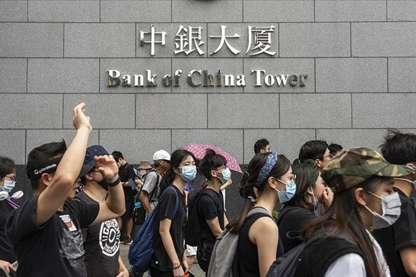 Hong Kong'da şiddet olayları, yerini barışçıl protestolara bıraktı