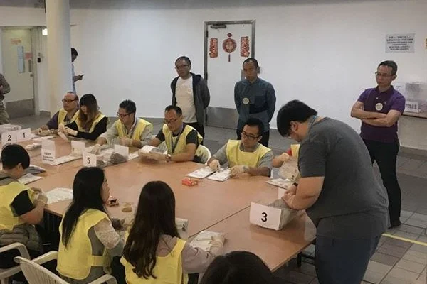 Hong Kong'daki yerel seçimde oy sayım işlemi başladı